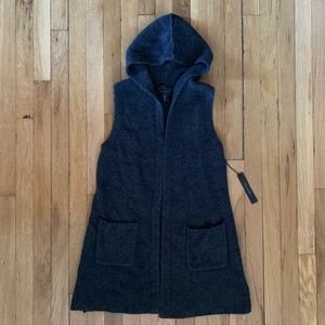 NWT Tahari No sleeve sweater shrug with hood.